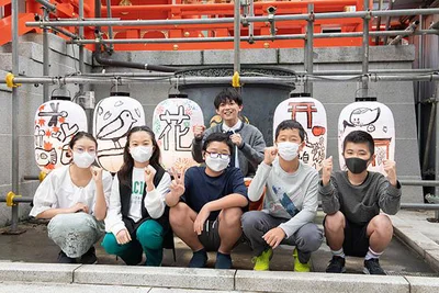 LED電球に交換したオリジナル提灯を前に大満足！