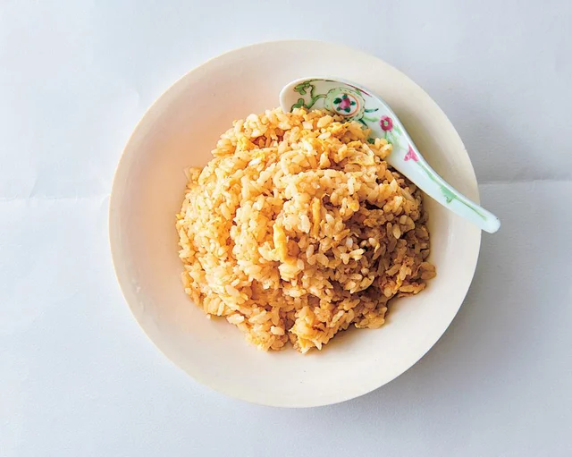 ごまドレで味付けするだけで、ごはんパラパラの「しっとりチャーハン」が完成するなんて！