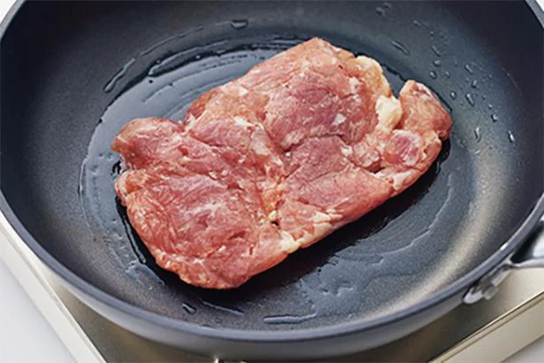 凍ったままの鶏肉は皮目を下にして入れる