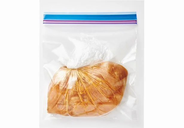 耐熱のポリ袋に材料を入れ袋の上からもんで混ぜ、空気を抜いて平らにしてフリーザー袋で冷凍