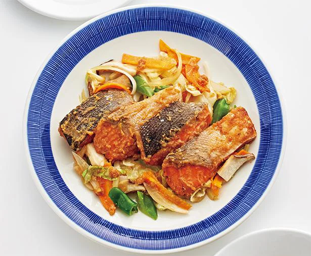 レンチンでお魚メインがパパっと完成！「レンジで鮭のちゃんちゃん焼き」／感動のてぬき冷凍レシピ（5）