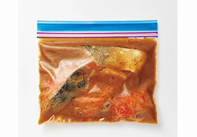 フリーザー袋にすべての材料を入れ、袋の上からもんで混ぜ、空気を抜いて平らにして冷凍