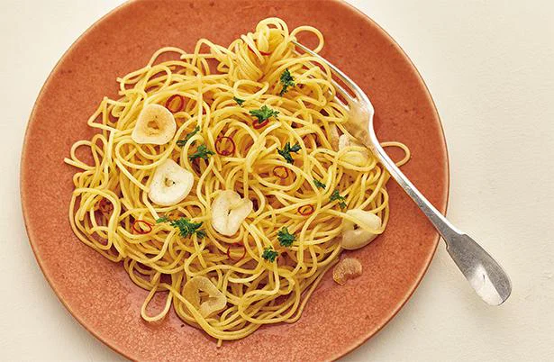 定番パスタが超時短で完成！「冷凍スパゲッティのペペロンチーノ」／感動のてぬき冷凍レシピ（8）