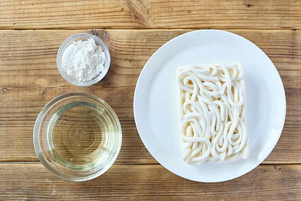 「ベースのフライドうどん」の材料