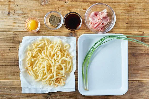 「カレーフライドうどん」の材料