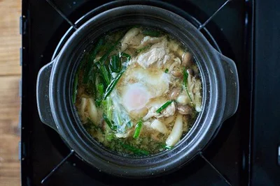 火が通ってきたら弱火にし、調味料Aを加えて煮溶かしたら、万能ねぎ、卵を加えてふたをし、火が通るまで加熱する