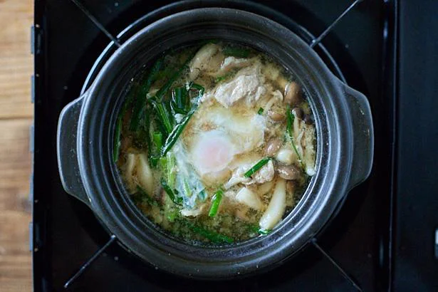 火が通ってきたら弱火にし、調味料Aを加えて煮溶かしたら、万能ねぎ、卵を加えてふたをし、火が通るまで加熱する