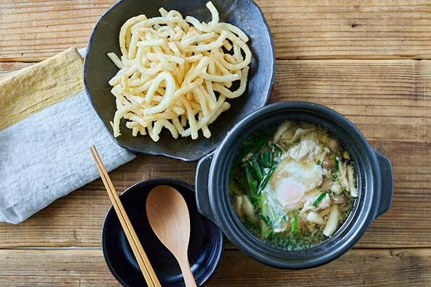 揚げたうどんにスープがしみこむ！「鍋みそフライドうどん」