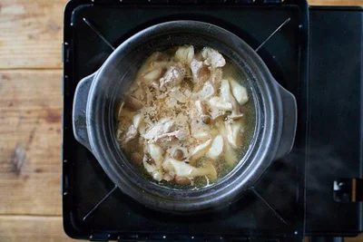 鍋に水、みりんを入れて沸騰させ、豚こま切れ肉、しめじを加える