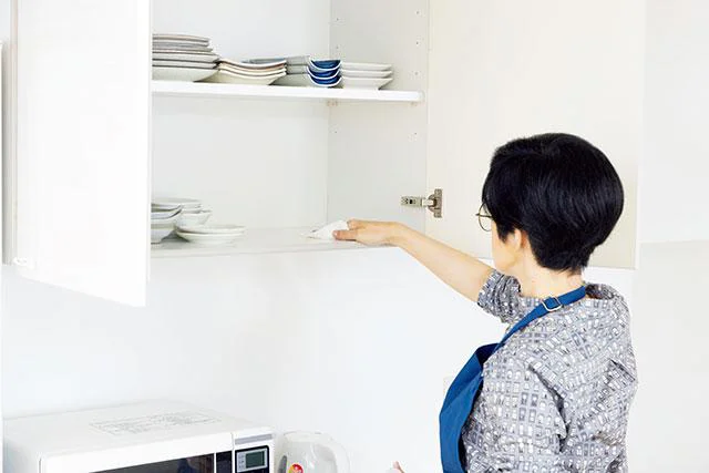 食器を取り出してから、から拭きで隅々までほこりを取り、仕上げに消毒用エタノールを吹きつけたクロスで棚全体を拭いて。