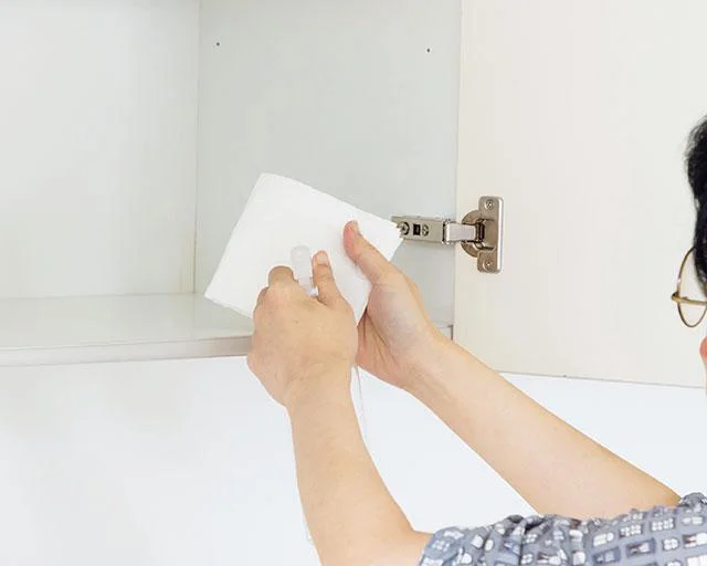 消毒用エタノールは直接棚に吹きつけると素材を傷める可能性も。クロスに吹きつけて使って!