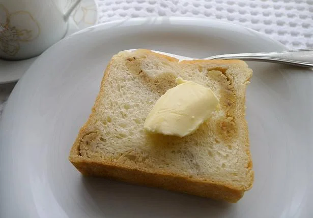 バターを塗って食べてみると、セレブ感がよりアップ！バターのうま味でより一層おいしくなります