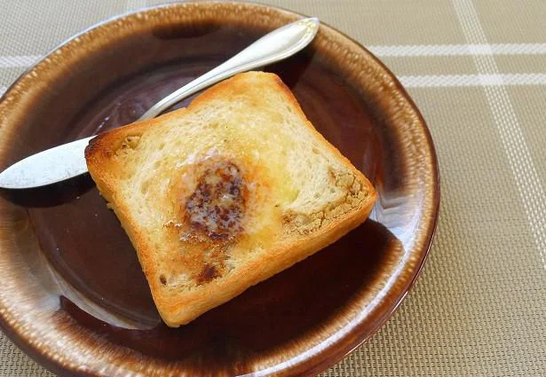 バターを塗って焼くと、カリカリの食感に代わって、香ばしさがたまりません