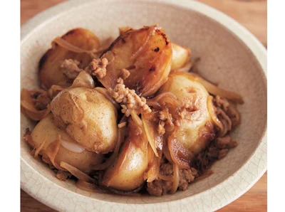 じゃがいもは皮つきのまま煮込んでOK！たった3分煮るだけで完成する「そぼろ肉じゃが」
