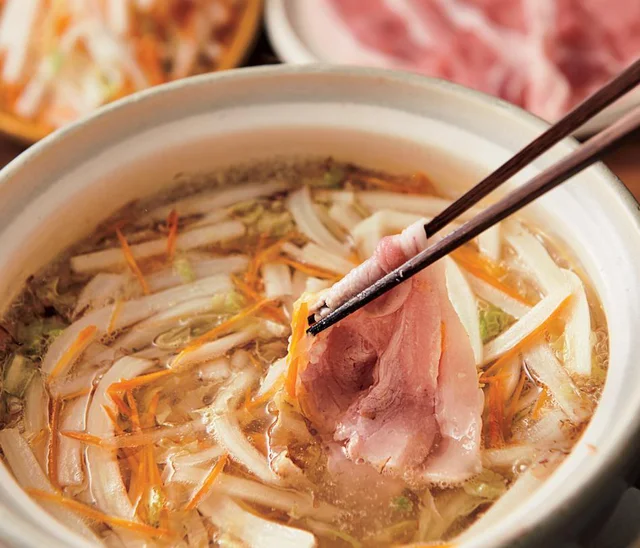 細く切った白菜をお肉で巻き巻きが楽しい！「細切り白菜の豚しゃぶ鍋」