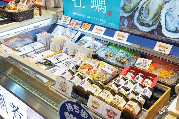 仙台駅にある直売店では、「漁師の潮煮」のほか、「かき飯の素」「牡蠣味噌」なども購入可能。