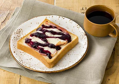 スプーンいらずだから簡単！「ブルーベリーとチーズベーコンのオープンサンド」