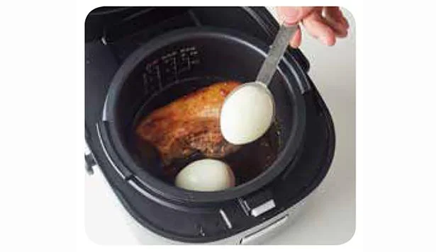 ゆで卵を投入し、10分間保温