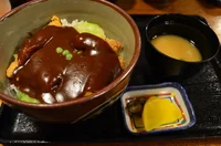 岡山のカツ丼は卵でとじない！？「ケンミンSHOW」でも特集された“デミカツ丼”ってどんな味？