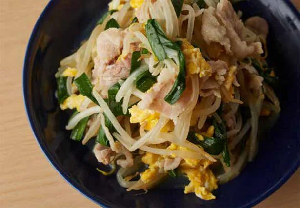 卵がふんわりおいしい！ さっとつくれる中華風おかず「ニラ玉もやし炒め」／やる気1%ごはん（5）