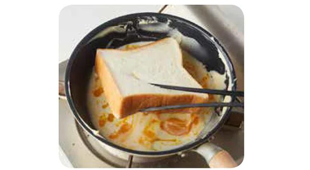2に食パンを入れて浸す