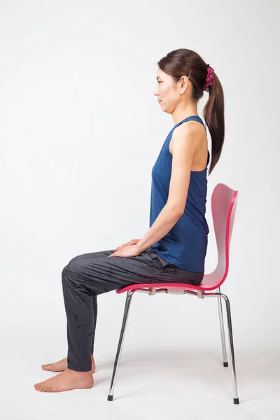 【写真を見る】正しい座り方は、骨盤を立てて、左右のお尻に均等に体重をかける