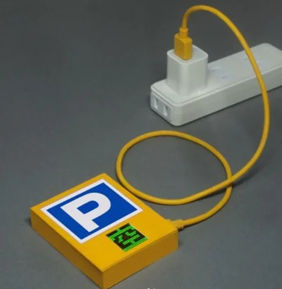 「駐車場看板のモバイルバッテリー」