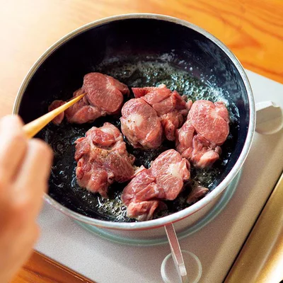 肉と野菜に焼き目をつける