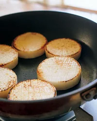 短時間で味がしみるコツは煮る前に「焼く」こと！大根のこうばし煮物3選