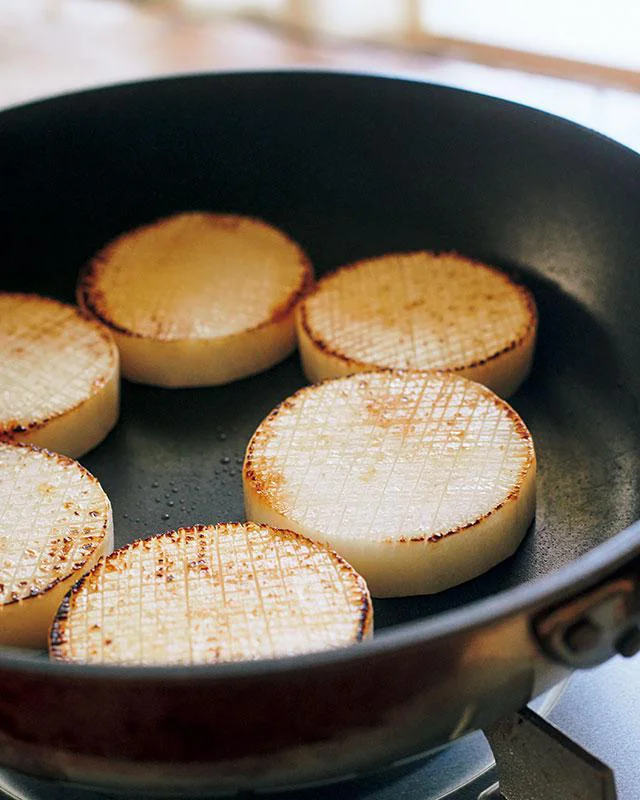 煮る前に「焼く」と短時間で味がしみる！大根のこうばし煮物3選