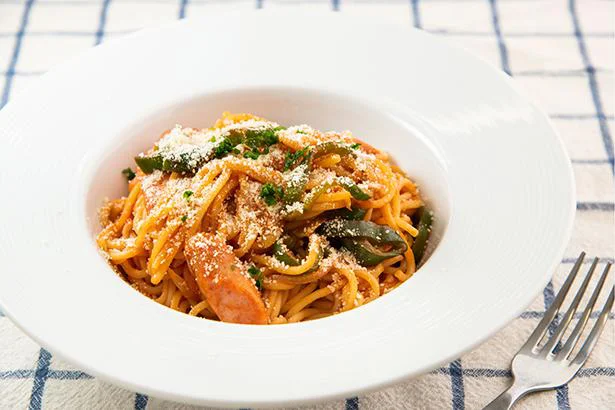 乾麺なのに生麺みたいにモッチモチ！「フライパンなしのナポリタン」【アビコタツヤの「だいたい５分くらいレシピ」】
