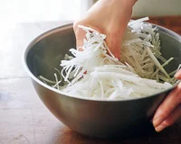 大根買ったらまず塩でもんで！塩もみ大根で作る、和えるだけ「スピード副菜」3選
