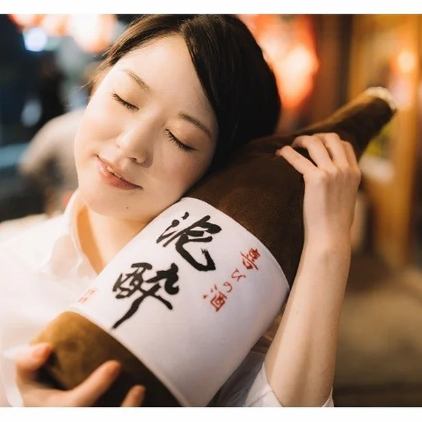 抱きかかえるだけで酒豪にしか見えないと話題に！ SNS映えする一升瓶の｢抱きまくら｣