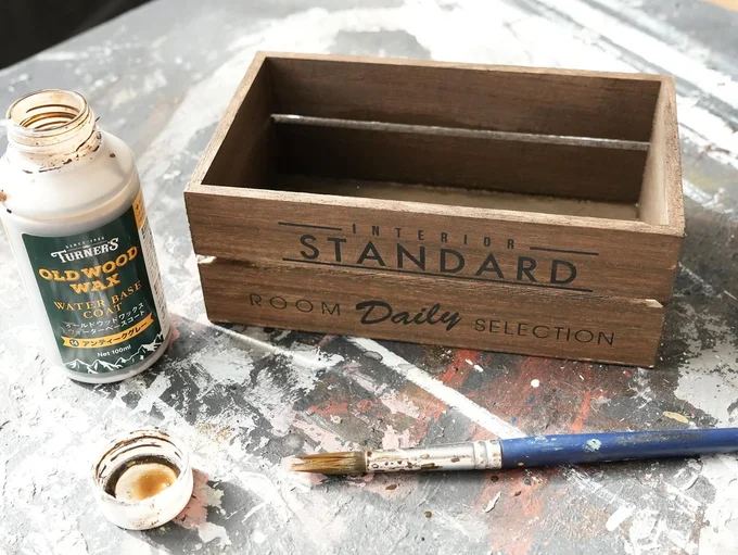 木製カントリーボックスに水性ステインを筆で塗ります