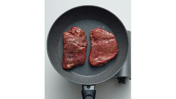 牛肉は塩小さじ1/2をふって油小さじ1をからめる。