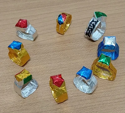 折り紙の指輪がずらり
