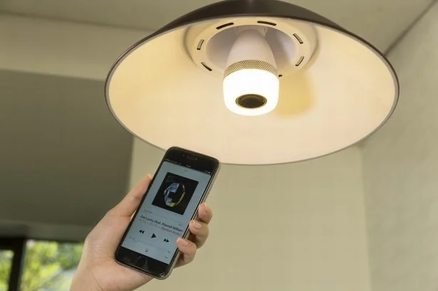 まるでカフェのBGMみたい！天井の電球から音楽が流れるLED照明