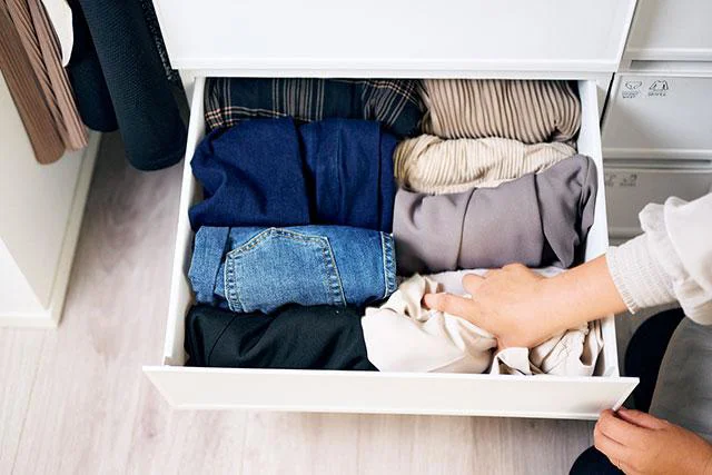 【アフター】クローゼットの引き出し。着た服は手前に戻すと、着る頻度順に並ぶ!