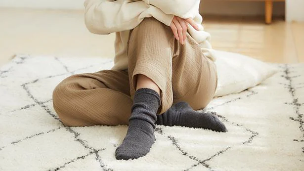 靴下を履いても足先が冷たい～！そんな悩みに応える「ぬくもりが続く」ルームソックスって？