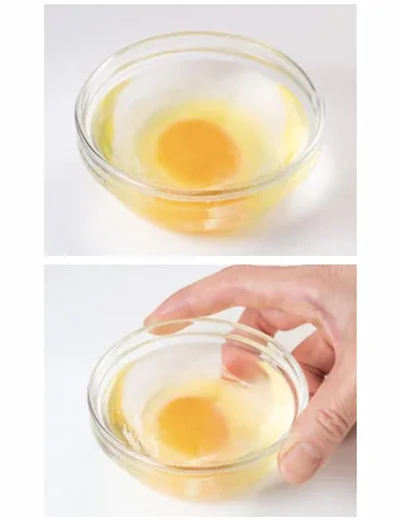  【水を入れる】卵が完全にかぶるくらいの水を静かに注ぎ入れる。耐熱容器の中で卵が端に寄っていたら、容器を少し回して卵を中央へ寄せる。