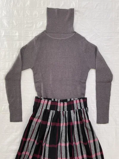 セーターは大柄チェックのスカートにもぴったり