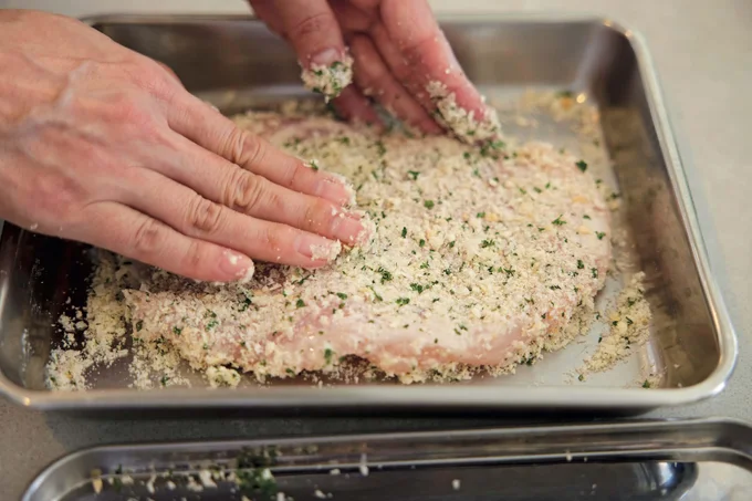 チーズパン粉は、手で押さえるようにしてしっかりと全体にまぶす
