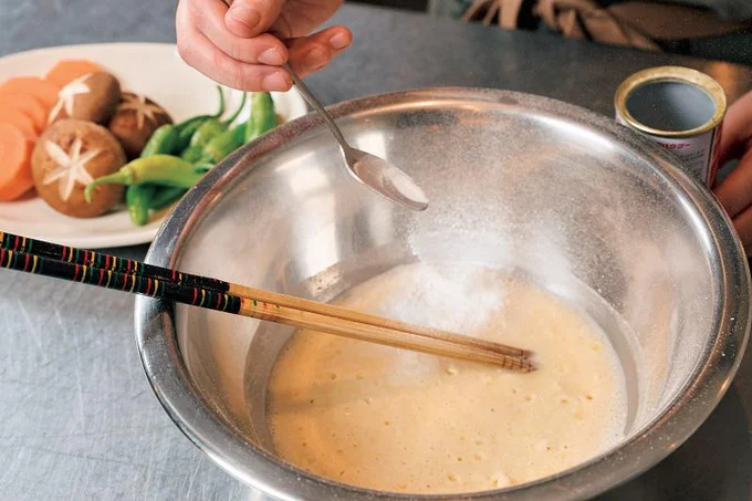 ベーキングパウダーは小麦粉に混ぜると揚げ物がさくっと仕上がる