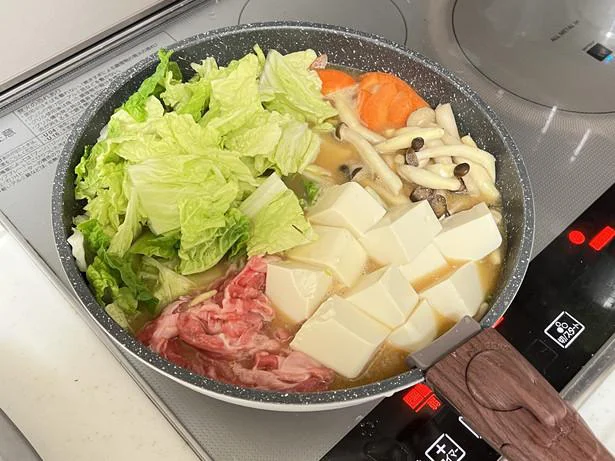 豚バラ肉、豆腐、しめじ、にんじん、白菜を入れて