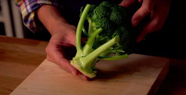 もっと早く知りたかった…「ブロッコリー」がボロボロにならない圧倒的キレイな切り方