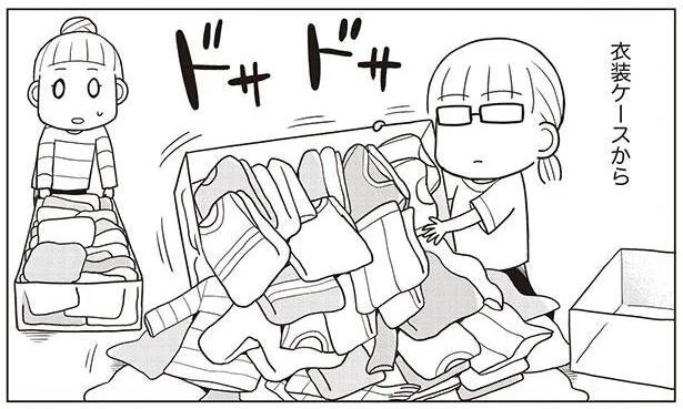 最終的には片付くと言っても、この量はすごい。クローゼットから一気に出された服に圧倒！／二度と散らからない部屋になりました 整理整頓編（4）