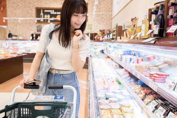 食品を購入する際にどんなお店を利用するか聞いたところ、「スーパーマーケット」という回答が97.2％と断トツのトップ。
