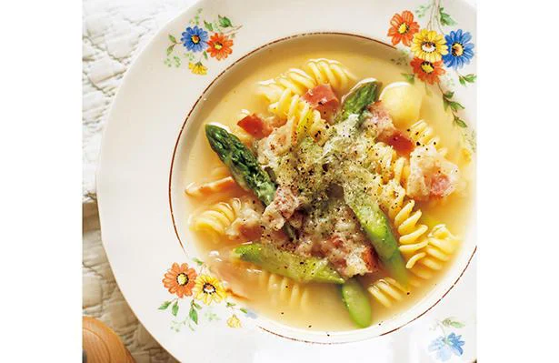 優しい味わいなのに食べごたえ満点！ 「アスパラとベーコンのチーズパスタスープ」