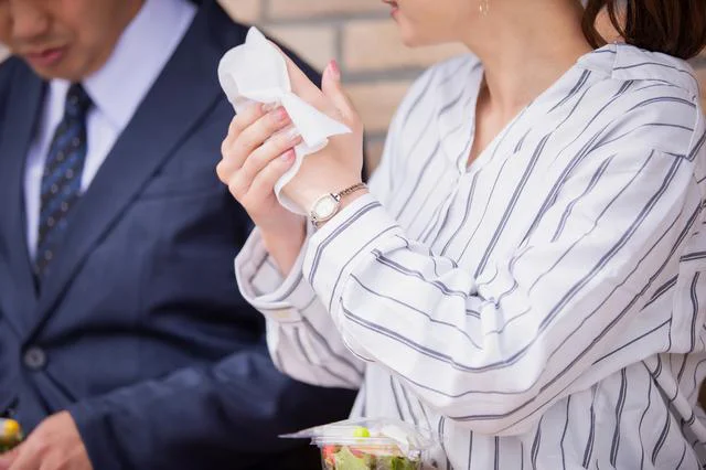 口をぬぐう、テーブルを拭くのはNG！ 手以外を拭かない正しいおしぼりの使い方