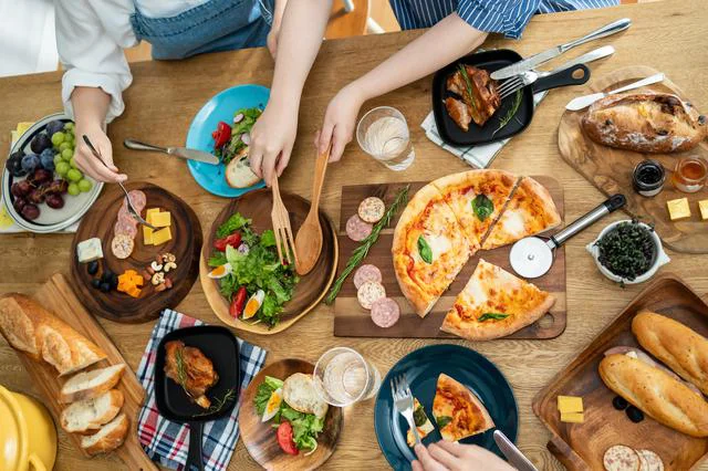 他人の分を取り分けるのもNG? 会食の場で知っておきたい大人のマナー - レタスクラブ